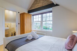 3 makuuhuonetta, työpöytä, silitysrauta/-lauta, vauvan matkasänky