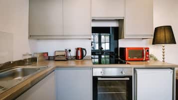 Fridge, microwave, oven, coffee/tea maker