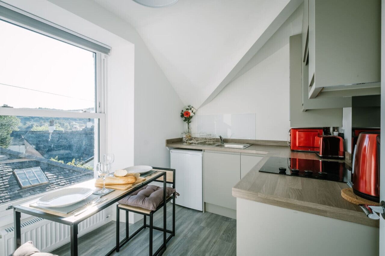 Kylskåp, mikrovågsugn, ugn och kaffe- och tebryggare