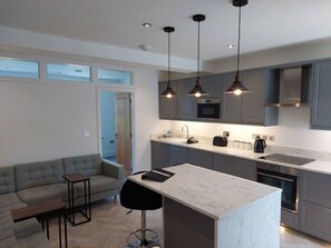 Refrigerador, microondas, horno y lavavajillas 