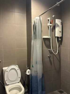 ヘアドライヤー、タオル、石鹸、トイレットペーパー