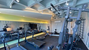 A modern gym with treadmills, elliptical machines, and weightlifting equipment. - Smart Stay Ponta Verde Apt.504 (Maceió)