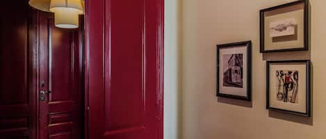 أغطية فراش متميزة وألحفة محشوة بالريش وأسرّة بطبقة علوية مريحة