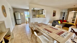 A modern living space with a dining area, kitchen, and seating area. - Villa 6p, 3ch Avec Grand Jardin Arboré Clos, Clim, Village Classé de Vogue (Vogüé)