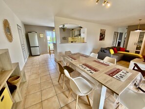 Interior - Villa 6p, 3ch Avec Grand Jardin Arboré Clos, Clim, Village Classé de Vogue (Vogüé)