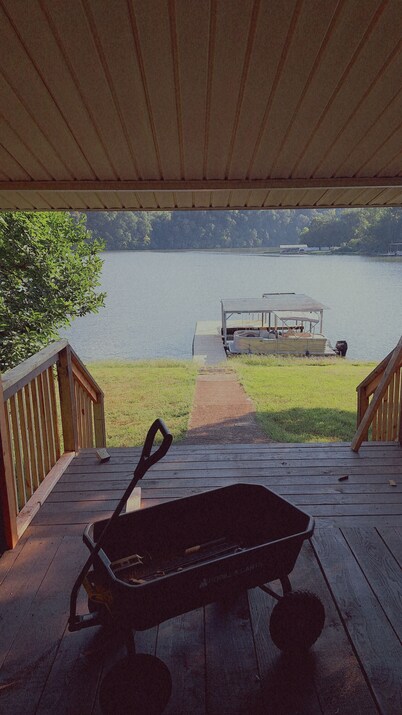 Beaver Den Rustic lake house
right on shoals Creek and Wilson lake