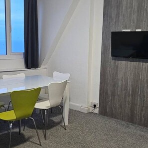 Dining - Farina No9, Sea view apartment sleeping 7 guests (Bridlington)