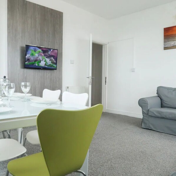 Dining - Farina No9, Sea view apartment sleeping 7 guests (Bridlington)