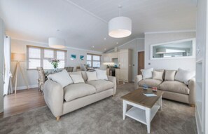 Signature Room, 2 Bedrooms, Non Smoking, Kitchenette (Hot Tub) - Sure Studio by Best Western Brackenborough Lakes & Resort (Louth)