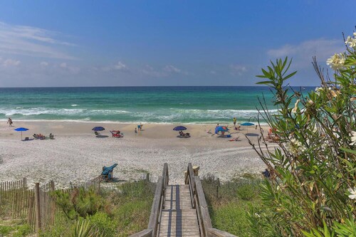 Relax in the heart of Gulf Place! Cozy Studio! Steps to deeded beach!