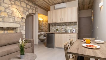 Apartamento superior | Cocina privada | Frigorífico pequeño, hervidor eléctrico y tostadora