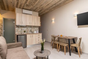 Appartement supérieur | Cuisine privée | Mini-réfrigérateur, grille-pain, vaisselle et ustensiles, essuie-tout