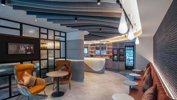 Eine moderne Bar mit Sitzgelegenheiten und einer Theke.