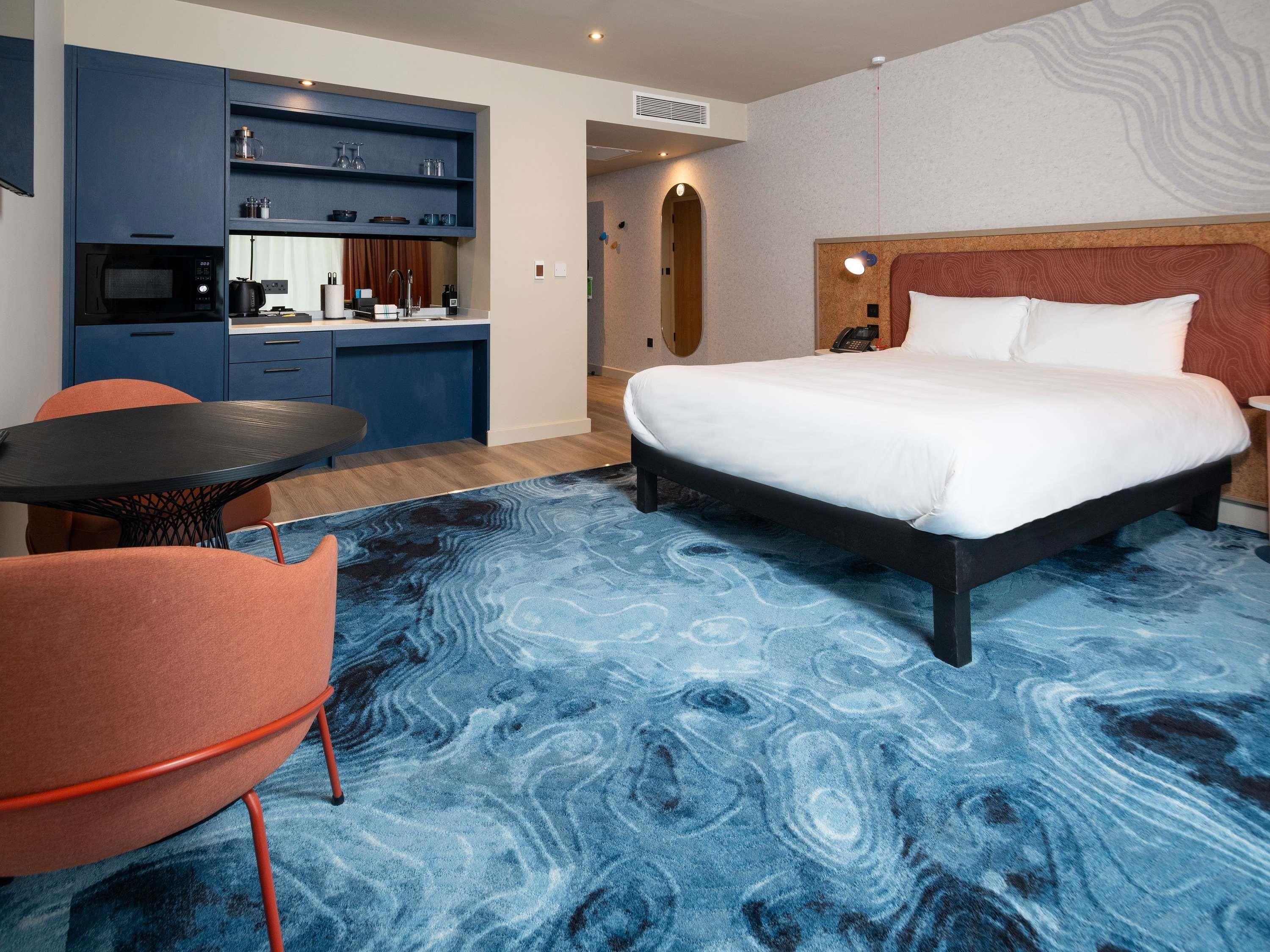 In-room safe, laptop workspace, iron/ironing board, free WiFi
