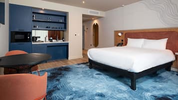 In-room safe, laptop workspace, iron/ironing board, free WiFi