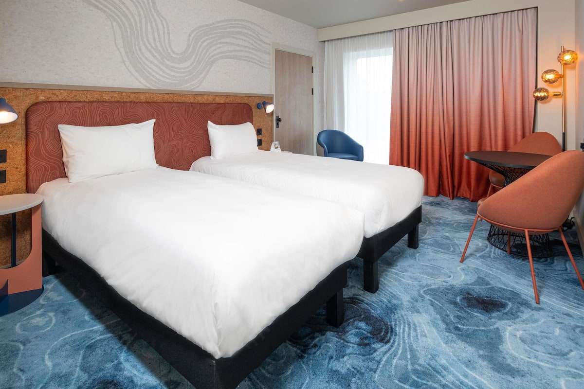 Caja fuerte, tabla de planchar con plancha, wifi gratis y ropa de cama