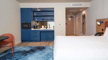 In-room safe, laptop workspace, iron/ironing board, free WiFi