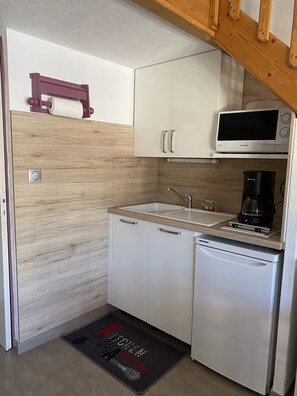 Jääkaappi, mikroaaltouuni, liesi, astianpesukone