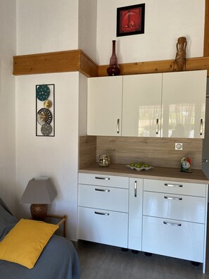 2 makuuhuonetta, silitysrauta/-lauta