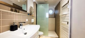 Dusche, Haartrockner, Handtücher, Seife