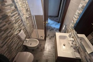 Shower, hair dryer, bidet, towels - Ferruccio's House - First Floor (Colonnella)
