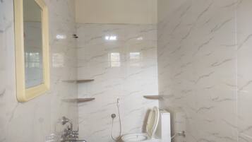 Serviettes fournies, savon, shampoing, papier toilette