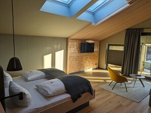 Suite sénior, vistas a la montaña | Ropa de cama hipoalergénica, minibar, caja fuerte y cortinas opacas