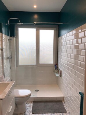 Doccia, asciugamani, sapone, shampoo