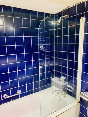 Habitación superior | Baño | Artículos de higiene personal gratuitos, jabón y papel higiénico