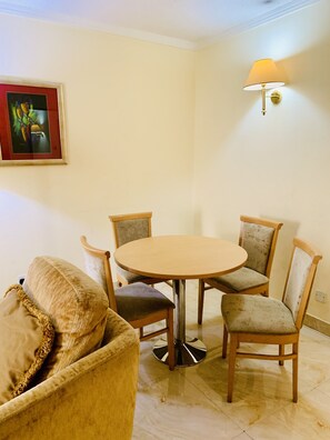 Suite – business | Spiseområde på rommet