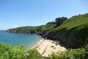 Una spiaggia nelle vicinanze