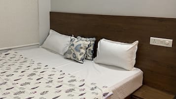 2 bedrooms, desk, WiFi, bed sheets