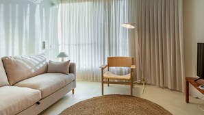 Leilighet – standard | Oppholdsområde | En 40-tommers Flatskjerm-TV med kabel-kanaler