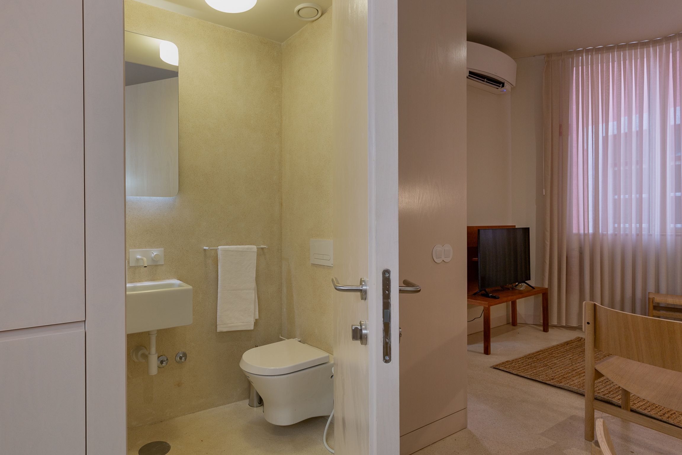 Basic Studio | Bathroom | Shower, rainfall showerhead, free toiletries, hair dryer
