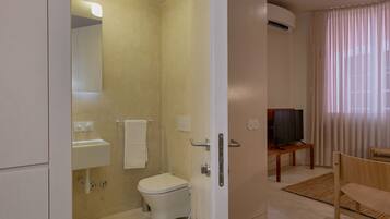 Basic Studio | Bathroom | Shower, rainfall showerhead, free toiletries, hair dryer