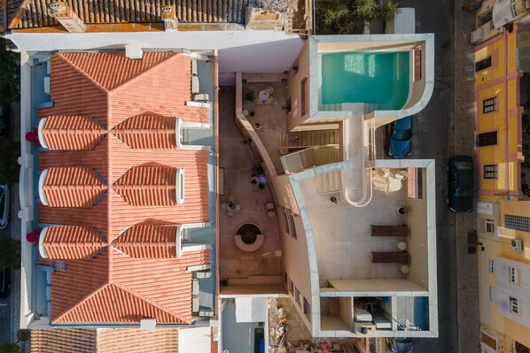 Piscina externa, espreguiçadeiras