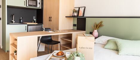 Habitación doble Confort, balcón, vista al mar | Escritorio, espacio para trabajar con laptop y cortinas blackout