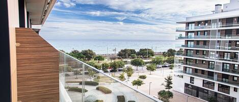 Una scrivania, postazione laptop, tende oscuranti, insonorizzazione