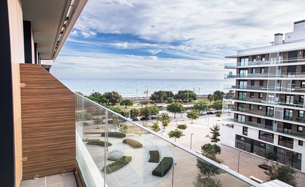 Bureau, espace de travail pour ordinateur portable, rideaux occultants