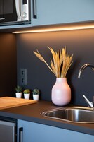 Escritorio, espacio para trabajar con laptop y cortinas blackout
