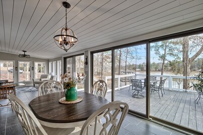 Beautifully renovated lakefront home on Lake Wateree. 3BR/3BA. Pet-Friendly!