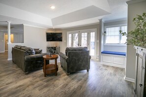 TV connectée, cheminée, livres