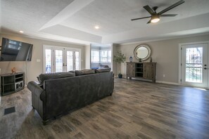 TV connectée, cheminée, livres