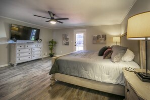 4 chambres, bureau, fer et planche à repasser, lit parapluie