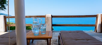 Anna’s Horizon in Damouchari Villa with private access to the sea