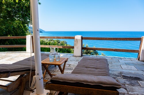 Anna’s Horizon in Damouchari Villa with private access to the sea