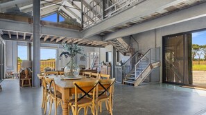 تناول الطعام بالخارج