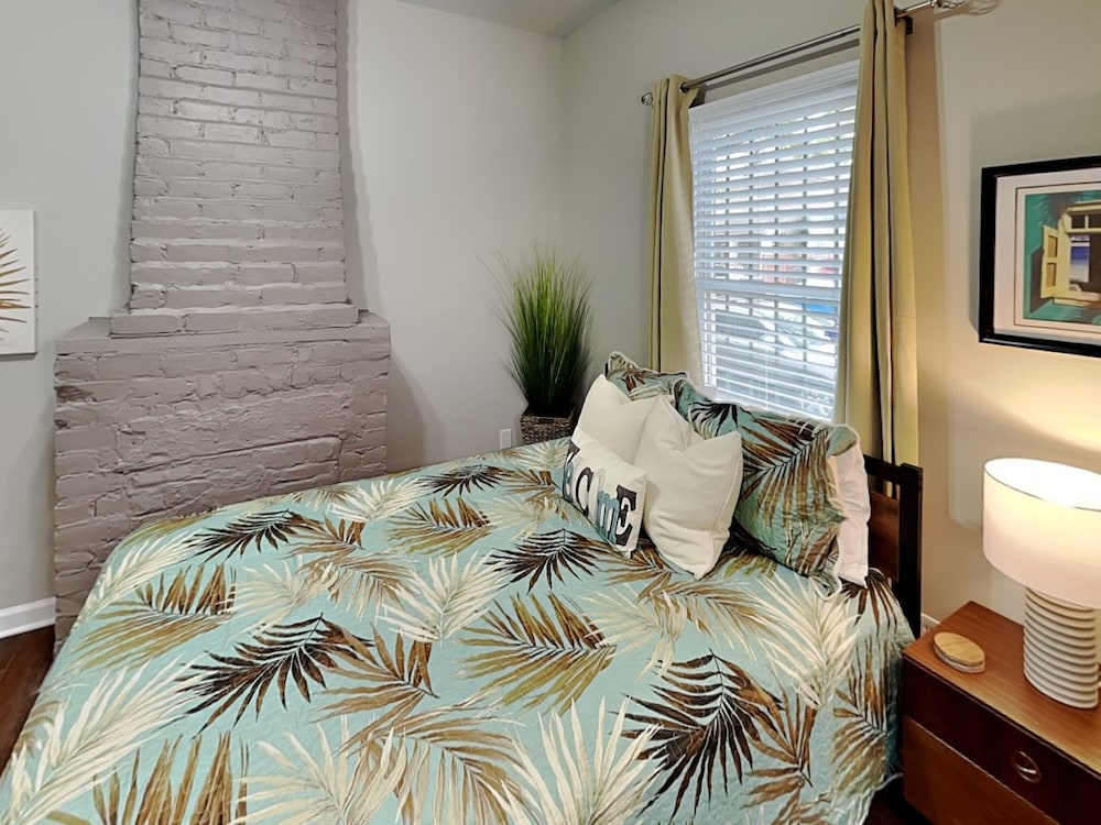 Barnard Row House PetFriendly, Renovated Duplex + Walk to Forsyth Park! Savannah Vrbo