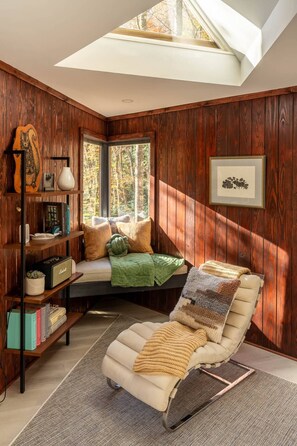 Living area - Glamping in Brevard - Blue Ghost Treehouse (Brevard)