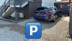 Un edificio moderno con un'auto parcheggiata davanti.